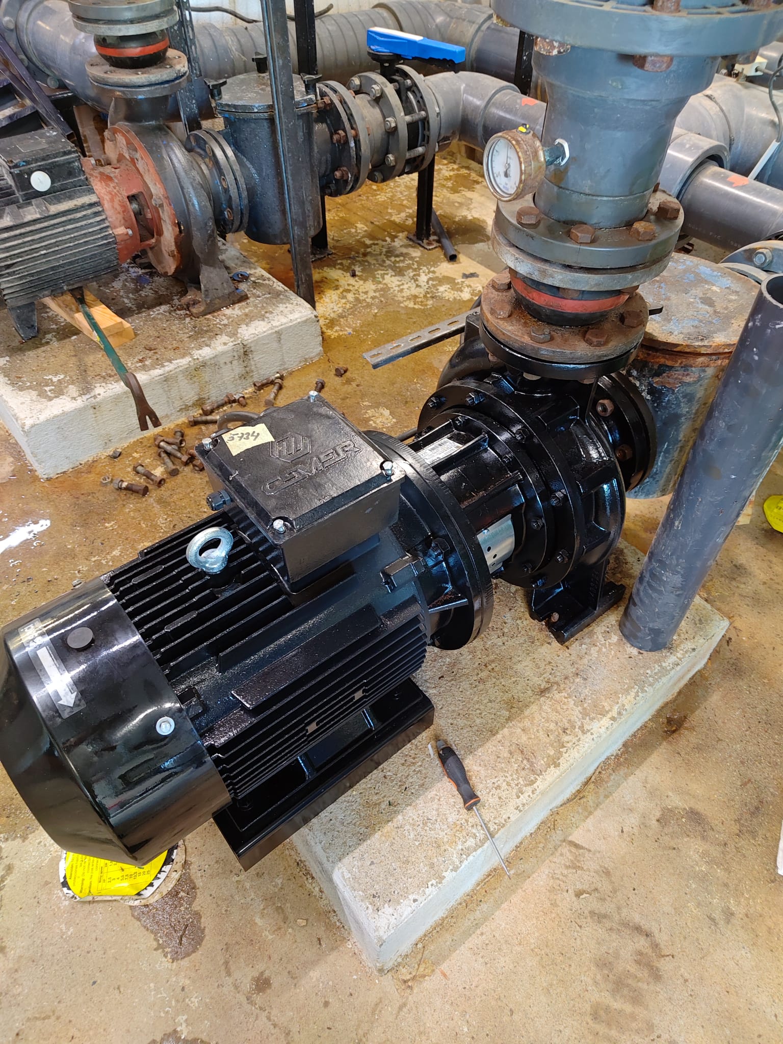 Remplacement pompe traitement bassin